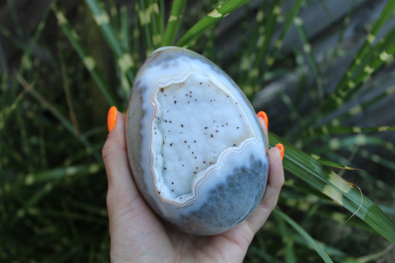 1 gros oeuf agate du Brésil à poser druse- géode 14 x 9 cm - 1.077 kg. - Aurore Lune 