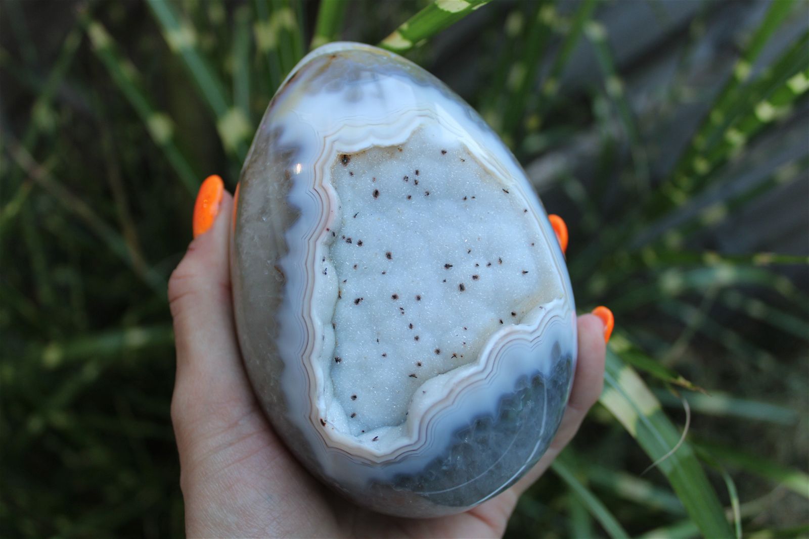 1 gros oeuf agate du Brésil à poser druse- géode 14 x 9 cm - 1.077 kg. - Aurore Lune 