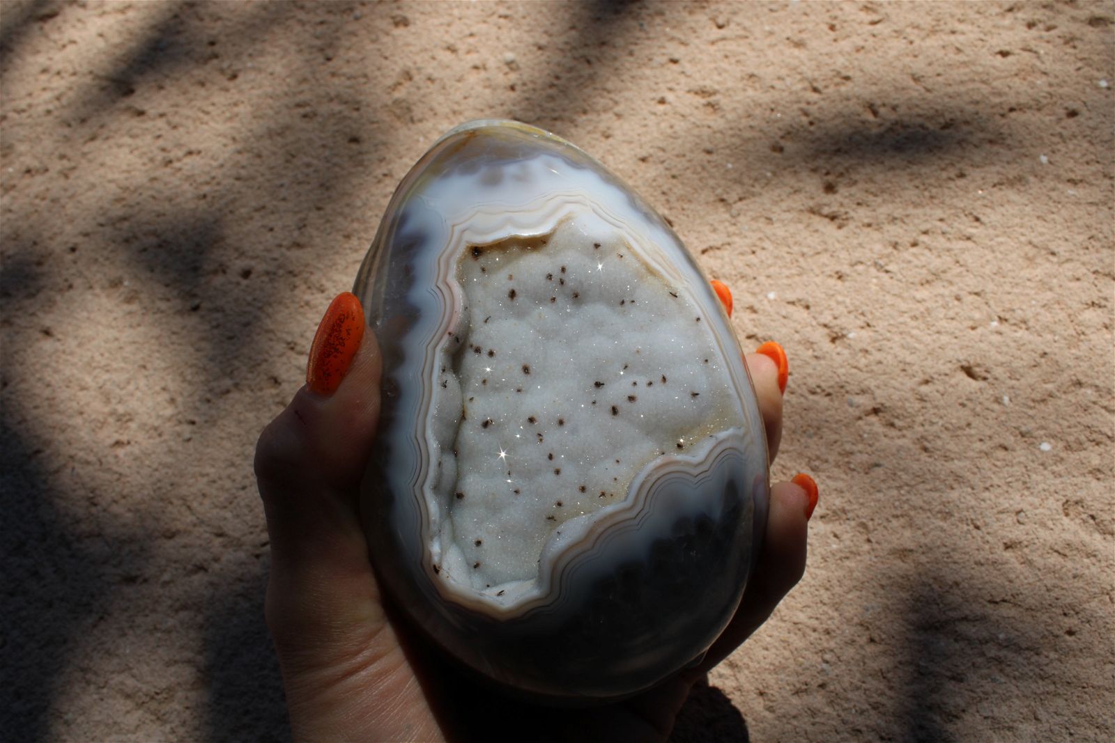 1 gros oeuf agate du Brésil à poser druse- géode 14 x 9 cm - 1.077 kg. - Aurore Lune 