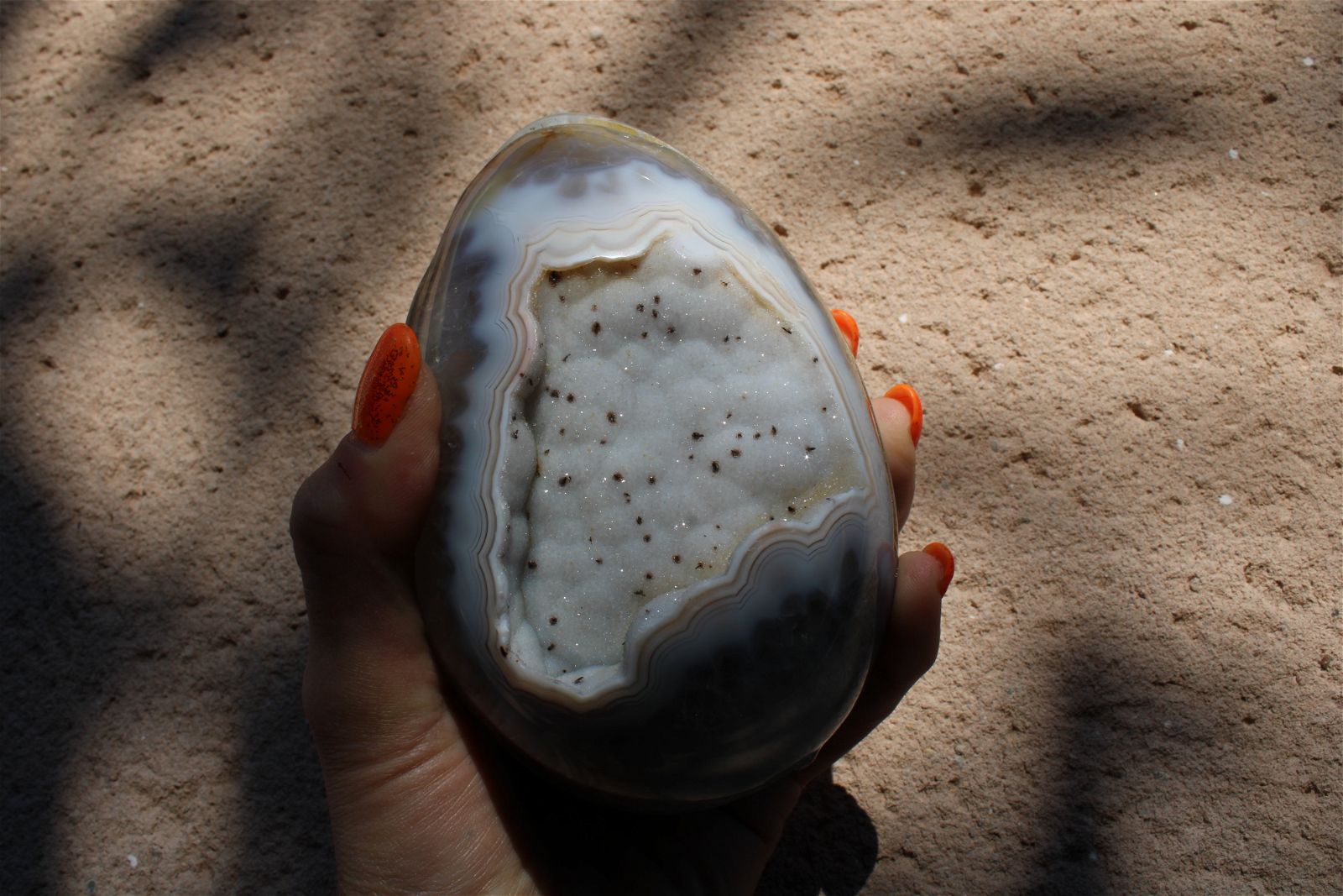 1 gros oeuf agate du Brésil à poser druse- géode 14 x 9 cm - 1.077 kg. - Aurore Lune 