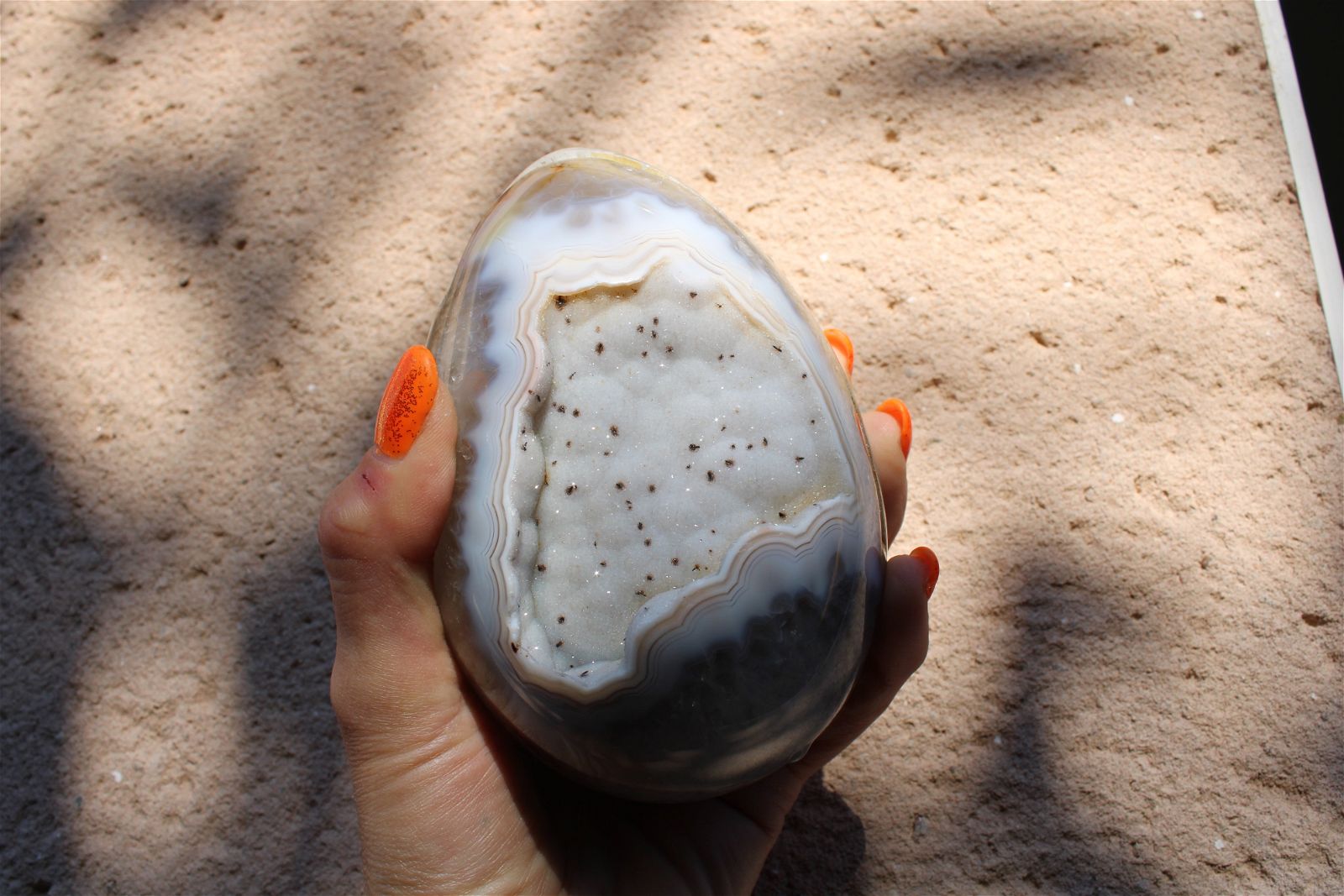 1 gros oeuf agate du Brésil à poser druse- géode 14 x 9 cm - 1.077 kg. - Aurore Lune 