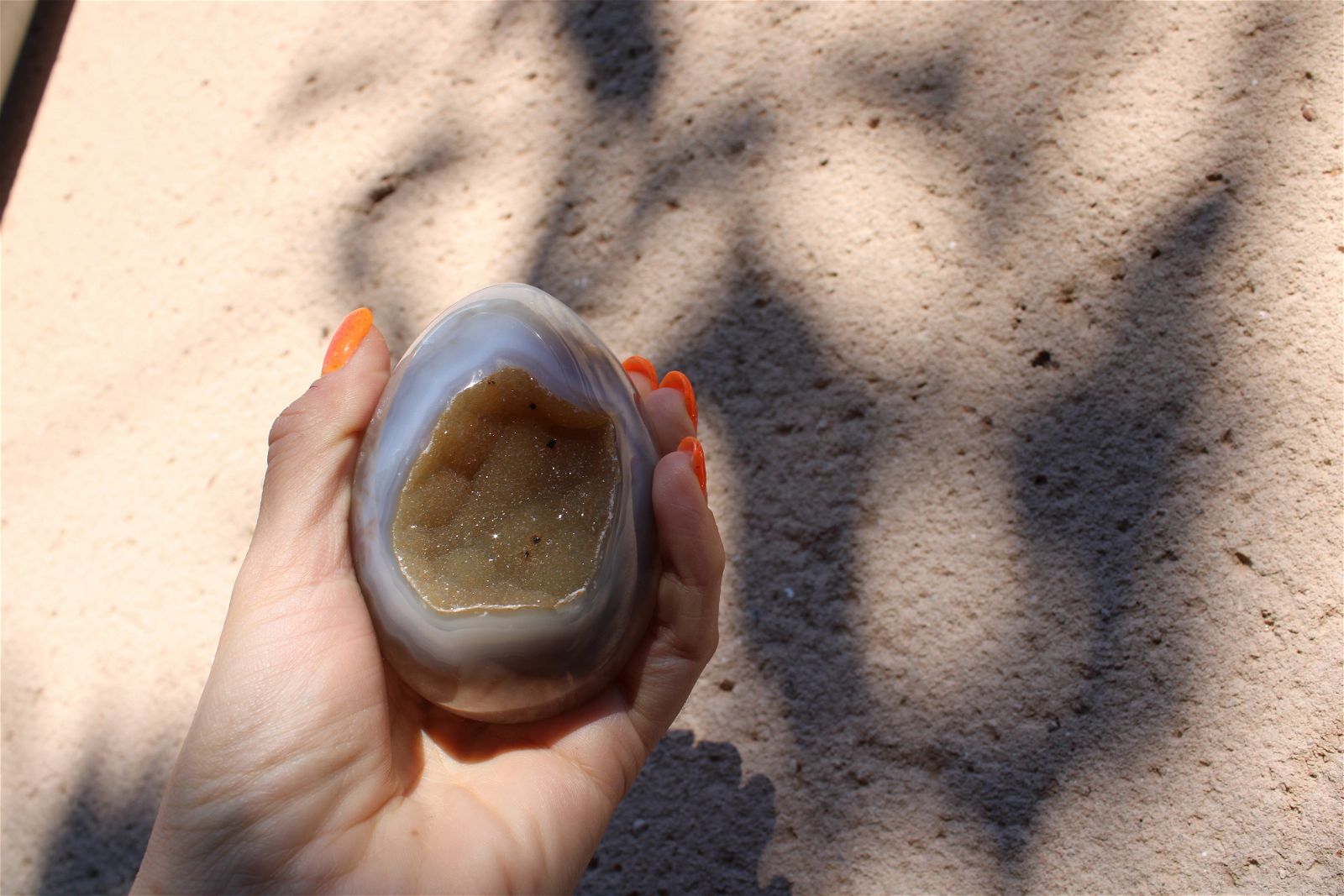 1 gros oeuf agate du Brésil à poser druse- géode 9.5 cm - 458 g. - Aurore Lune 