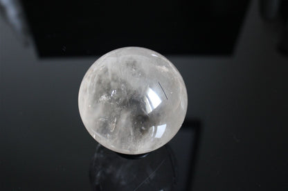 1 grosse sphère cristal de roche tourmaliné +7 cm - Aurore Lune 