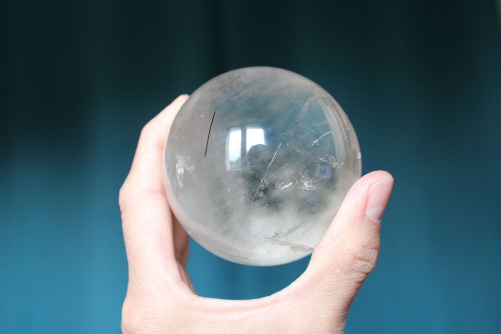 1 grosse sphère cristal de roche tourmaliné +7 cm - Aurore Lune 