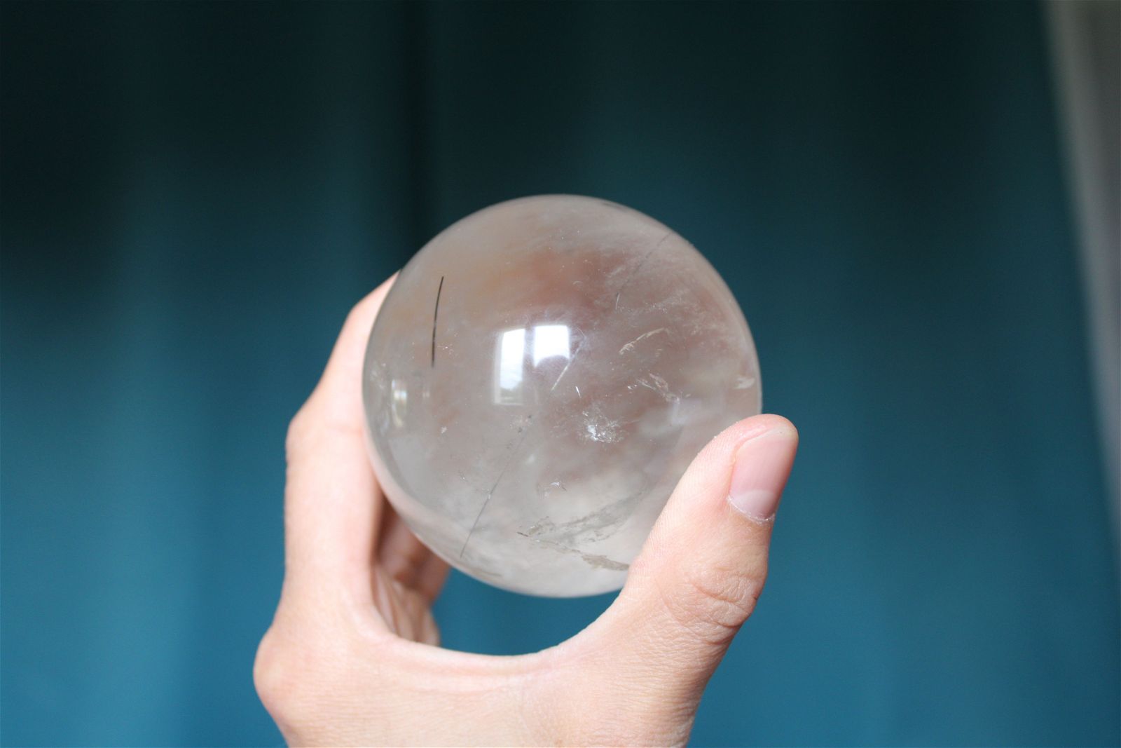 1 grosse sphère cristal de roche tourmaliné +7 cm - Aurore Lune 