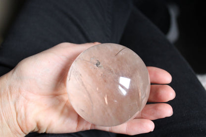 1 grosse sphère cristal de roche tourmaliné +7 cm - Aurore Lune 