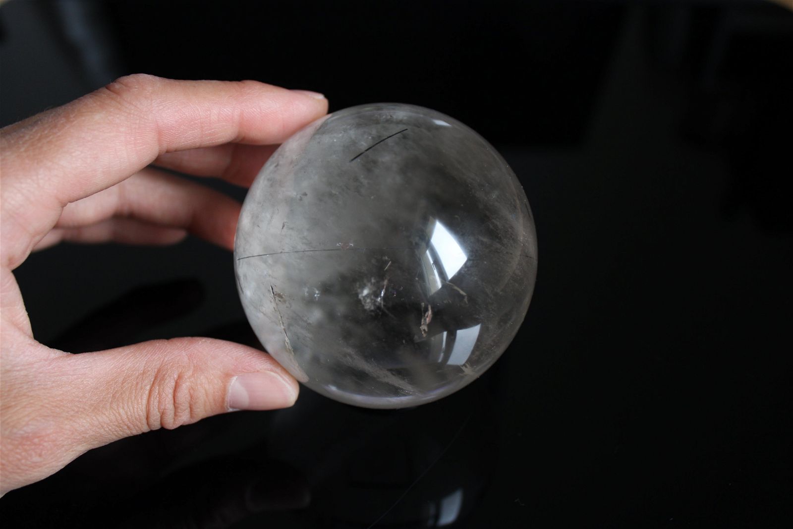 1 grosse sphère cristal de roche tourmaliné +7 cm - Aurore Lune 