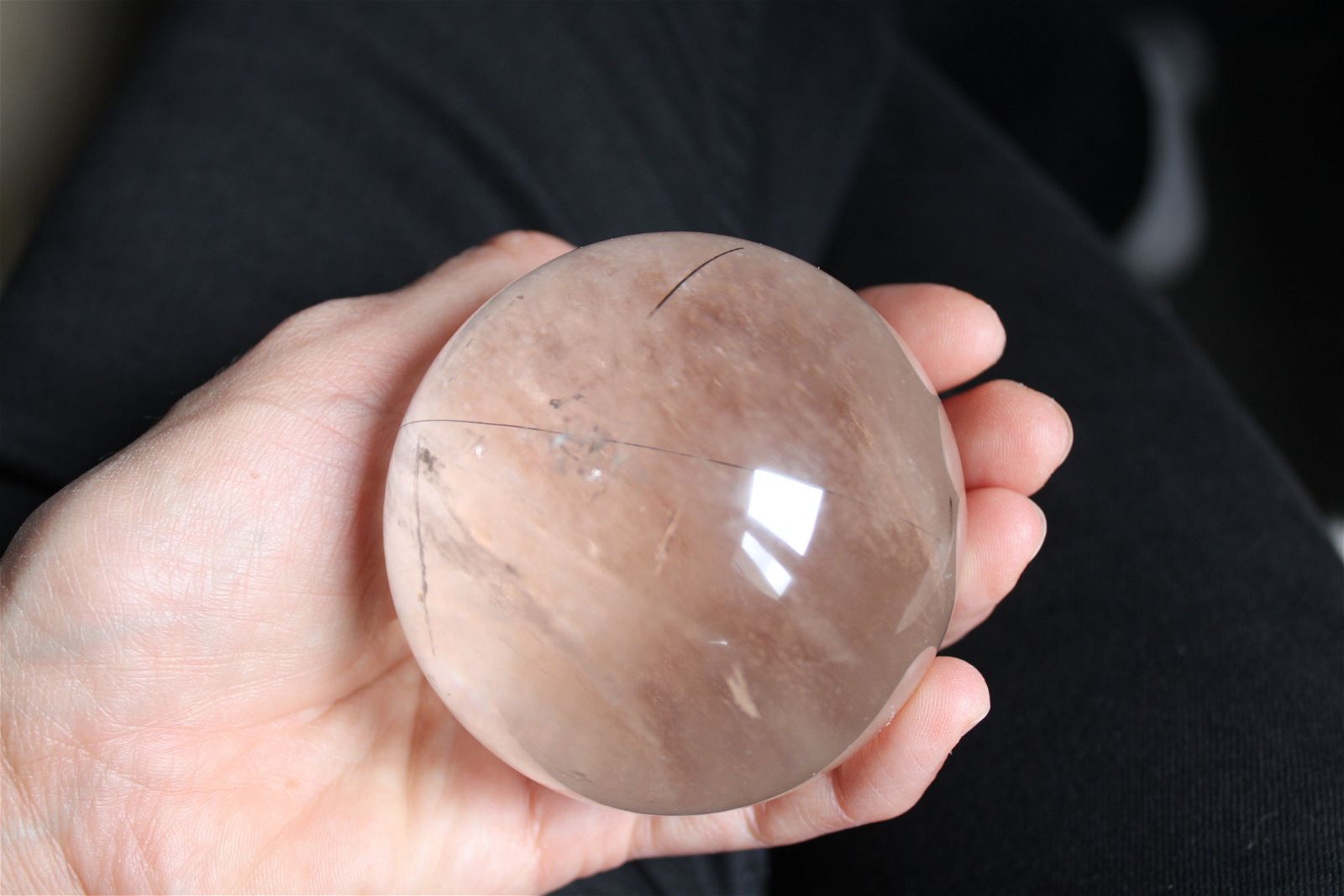 1 grosse sphère cristal de roche tourmaliné +7 cm - Aurore Lune 