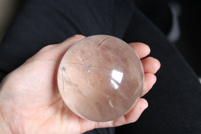 1 grosse sphère cristal de roche tourmaliné +7 cm - Aurore Lune 