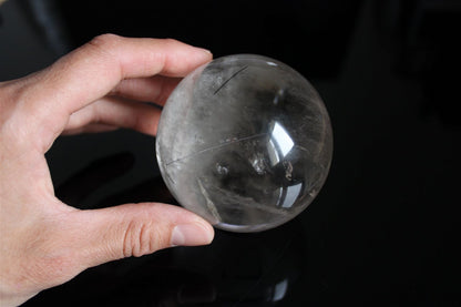 1 grosse sphère cristal de roche tourmaliné +7 cm - Aurore Lune 