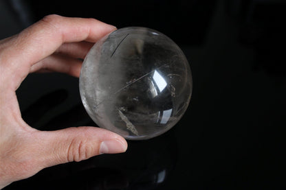 1 grosse sphère cristal de roche tourmaliné +7 cm - Aurore Lune 
