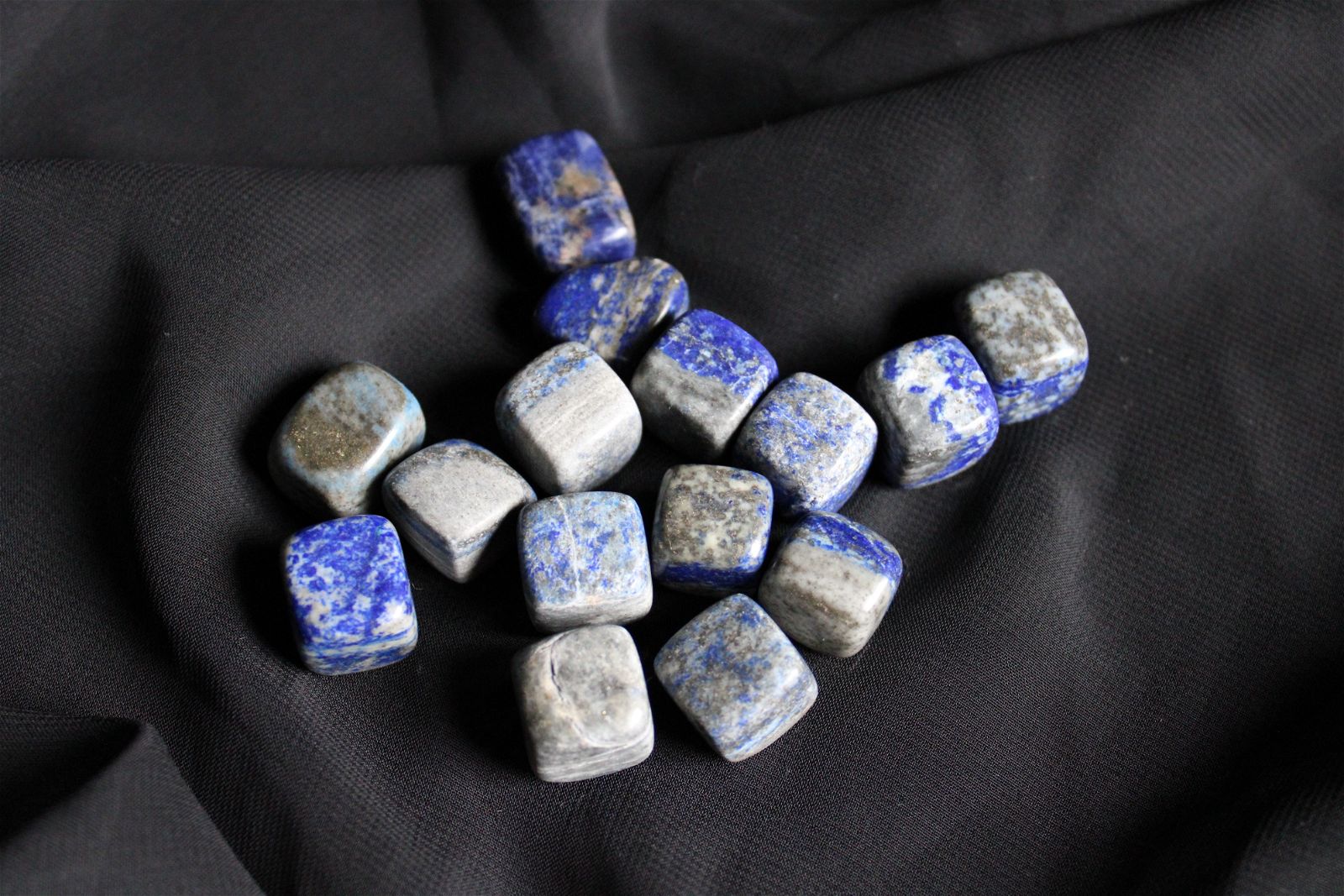 1 lapis lazuli forme cubique bords arrondis - Aurore Lune 