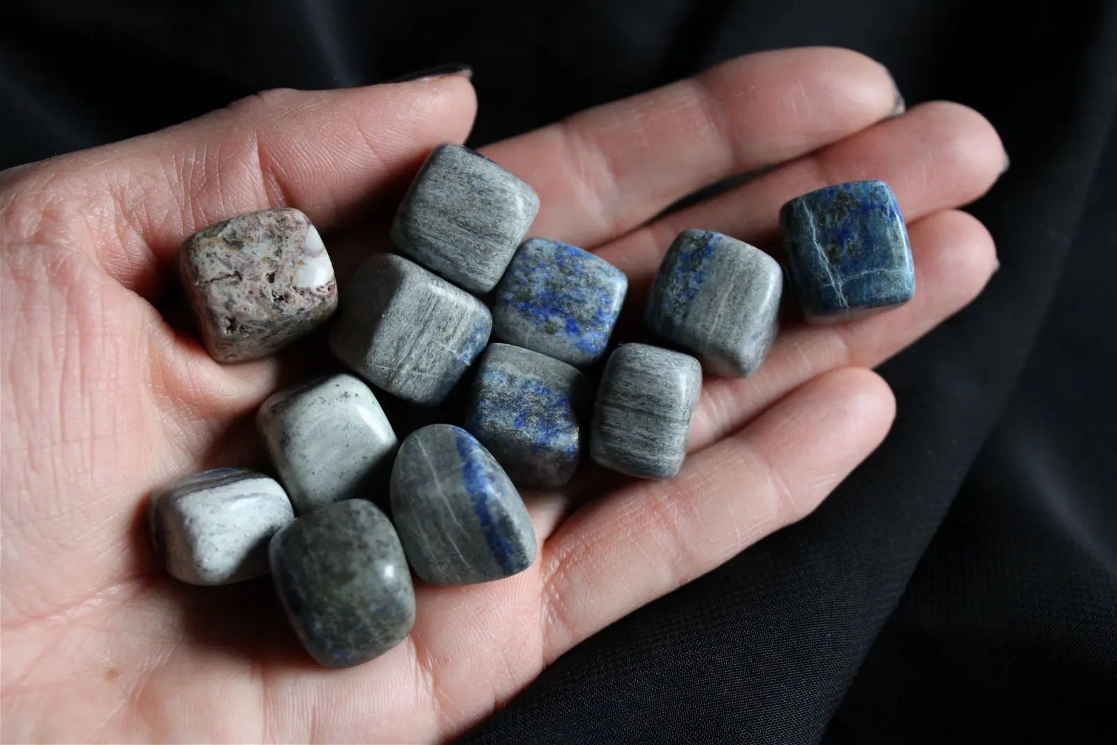 1 lapis lazuli forme cubique bords arrondis plutôt gris - Aurore Lune 
