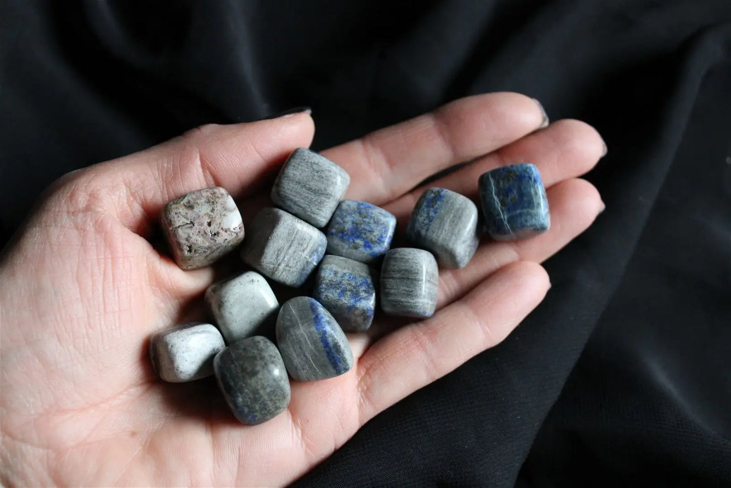1 lapis lazuli forme cubique bords arrondis plutôt gris - Aurore Lune 