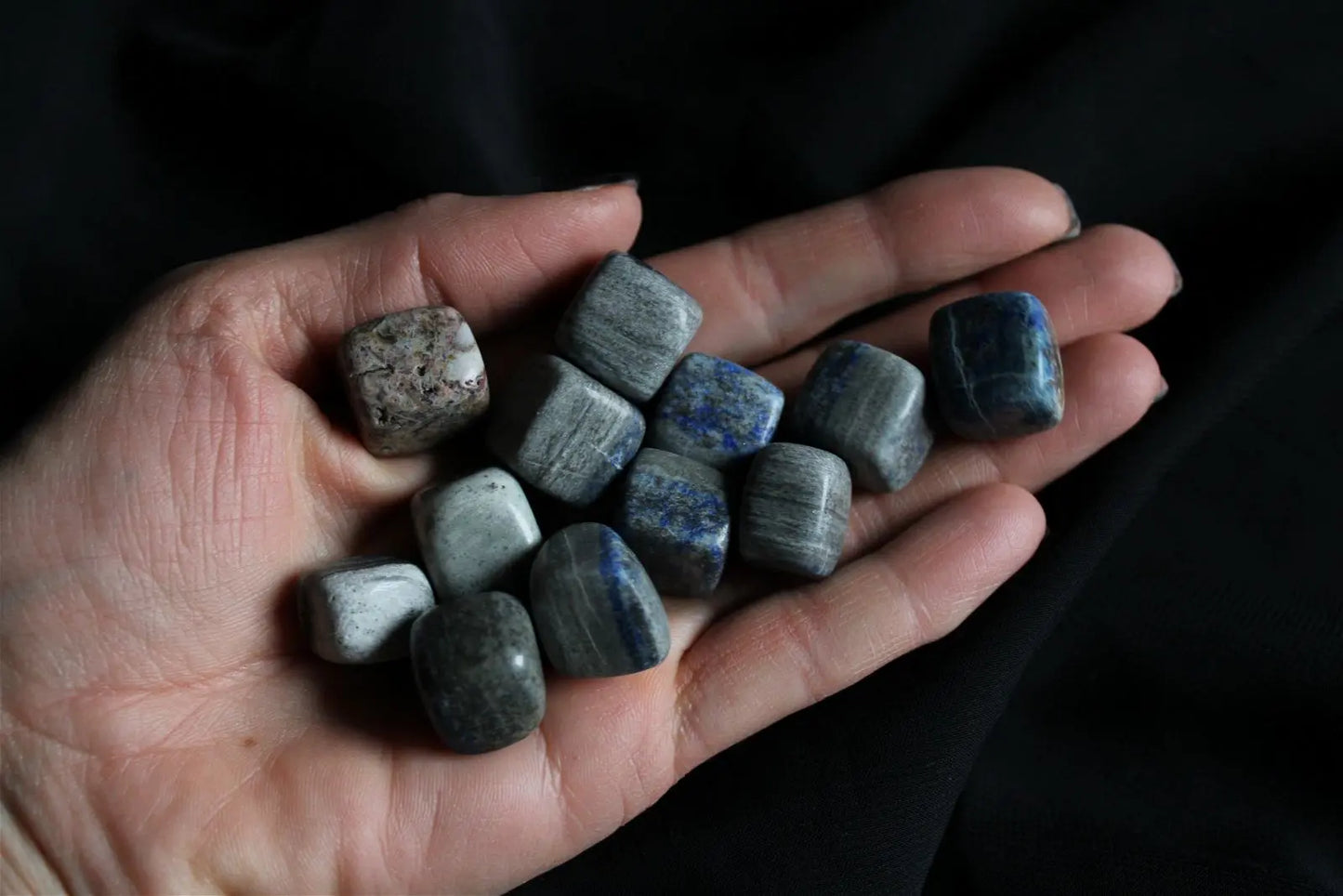 1 lapis lazuli forme cubique bords arrondis plutôt gris - Aurore Lune 