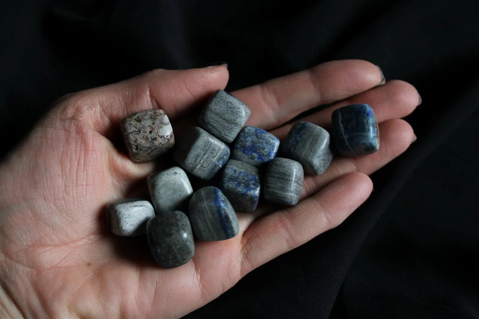 1 lapis lazuli forme cubique bords arrondis plutôt gris - Aurore Lune 