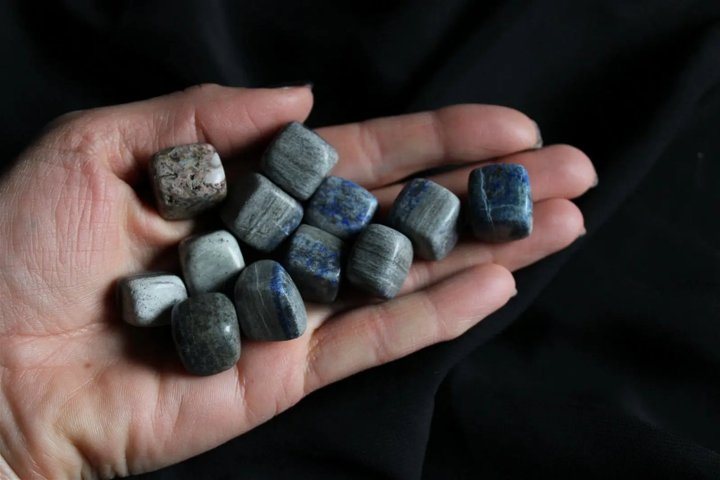 1 lapis lazuli forme cubique bords arrondis plutôt gris - Aurore Lune 
