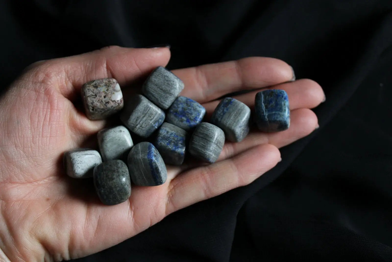 1 lapis lazuli forme cubique bords arrondis plutôt gris - Aurore Lune 