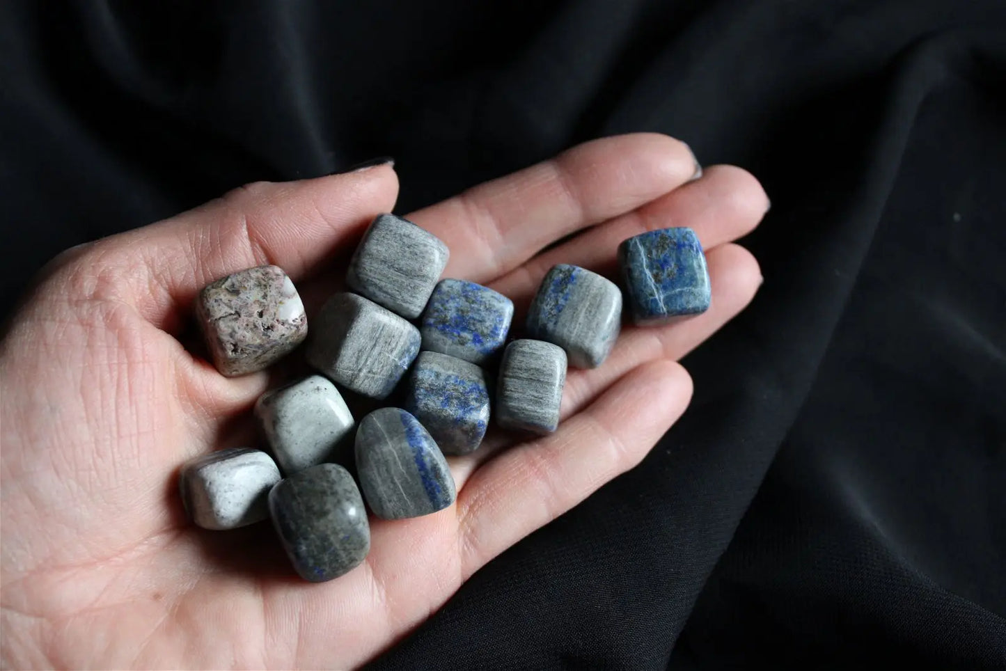 1 lapis lazuli forme cubique bords arrondis plutôt gris - Aurore Lune 