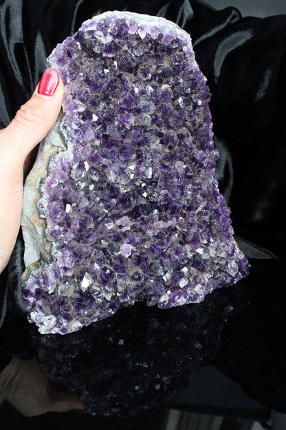 1 magnifique améthyste à poser 2.6 kg - Aurore Lune 