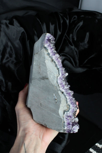 1 magnifique améthyste à poser 2.6 kg - Aurore Lune 