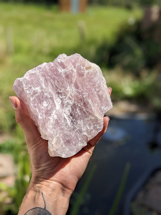 1 morceau brut de quartz rose 1.6 kg - Aurore Lune 