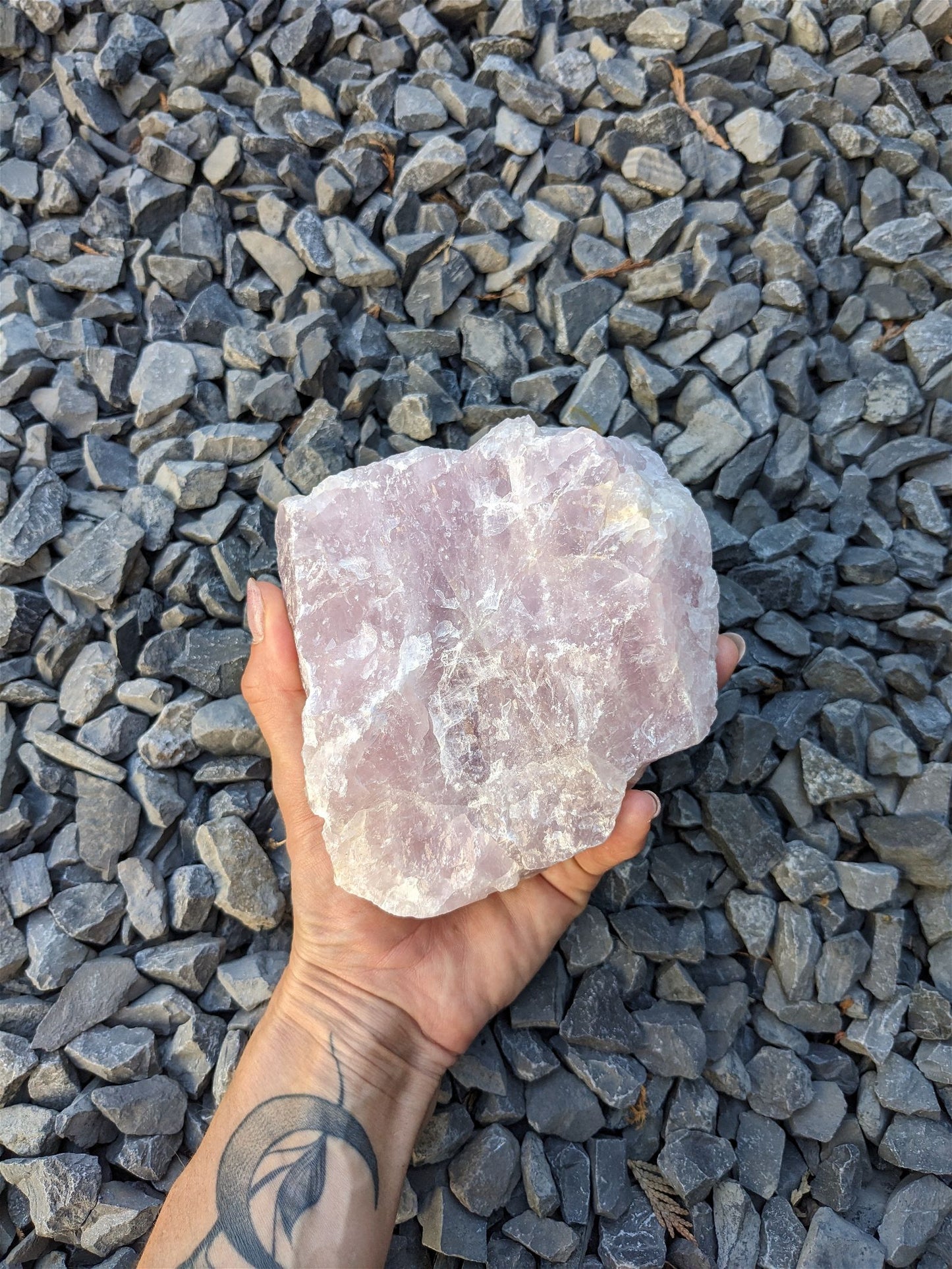 1 morceau brut de quartz rose 1.6 kg - Aurore Lune 