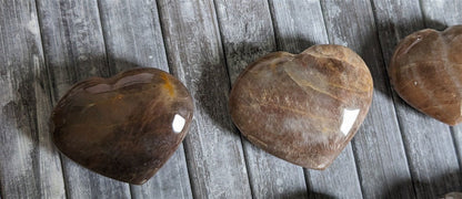 1 petit coeur en pierre de lune noire ou beige - Aurore Lune 