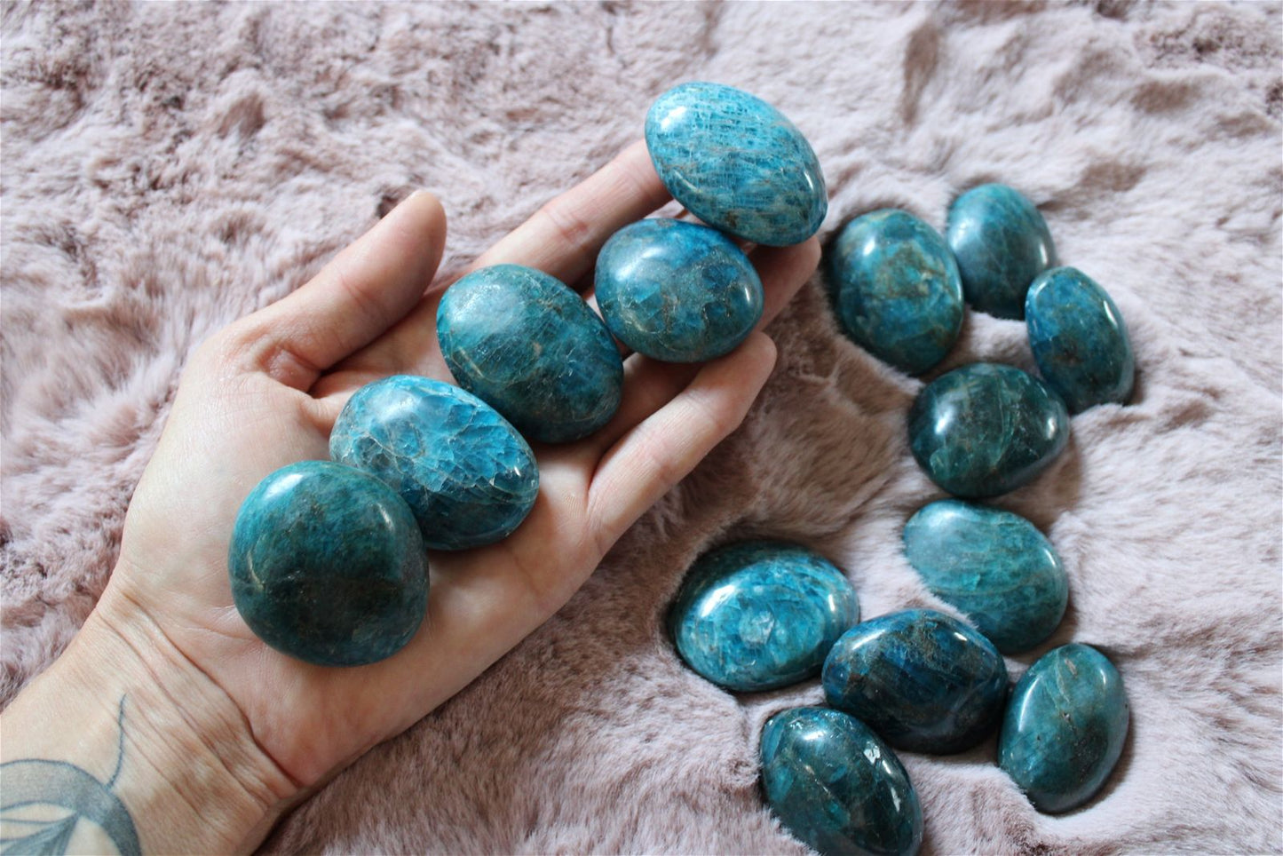 1 petit galet en apatite bleue Madagascar - Aurore Lune 