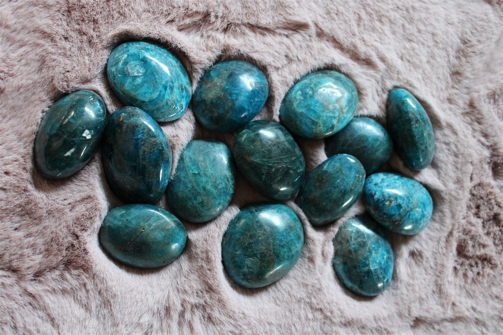 1 petit galet en apatite bleue Madagascar - Aurore Lune 