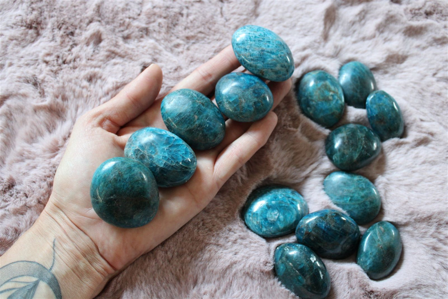 1 petit galet en apatite bleue Madagascar - Aurore Lune 