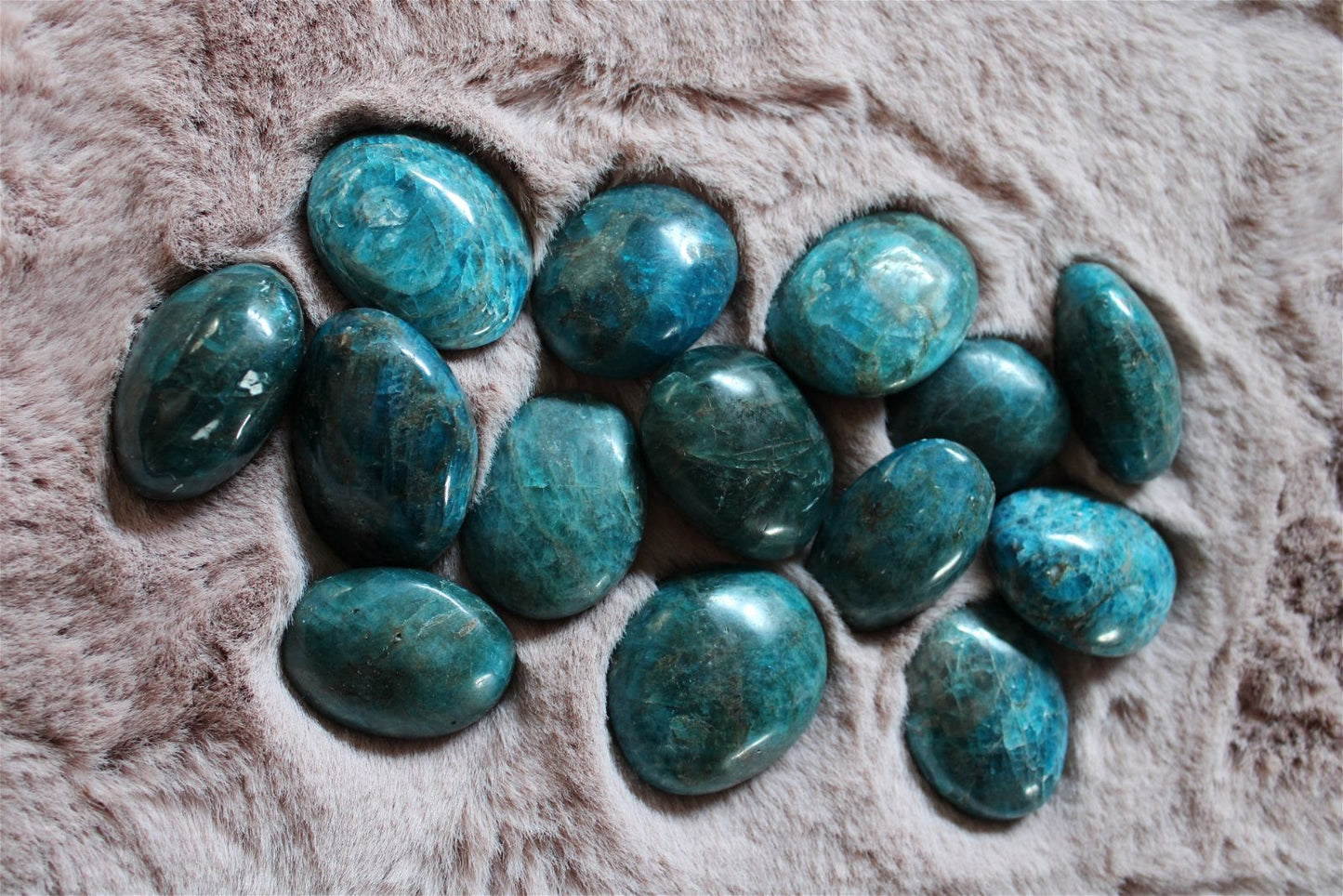 1 petit galet en apatite bleue Madagascar - Aurore Lune 