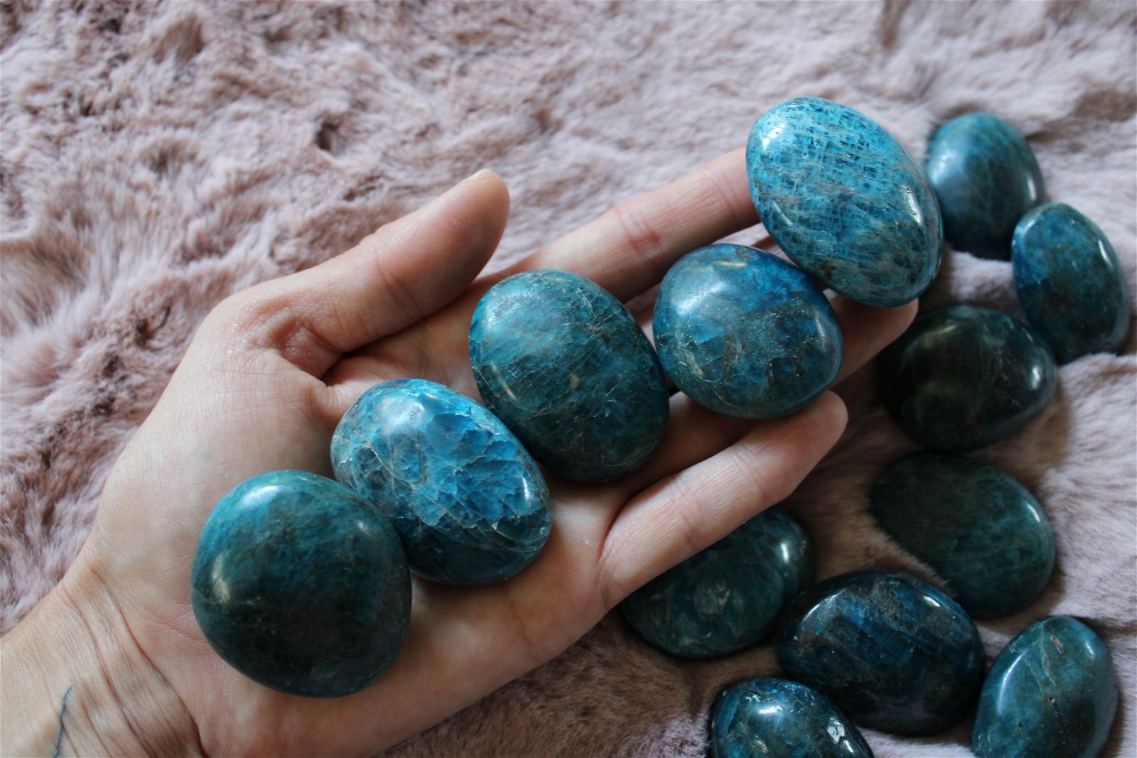 1 petit galet en apatite bleue Madagascar - Aurore Lune 