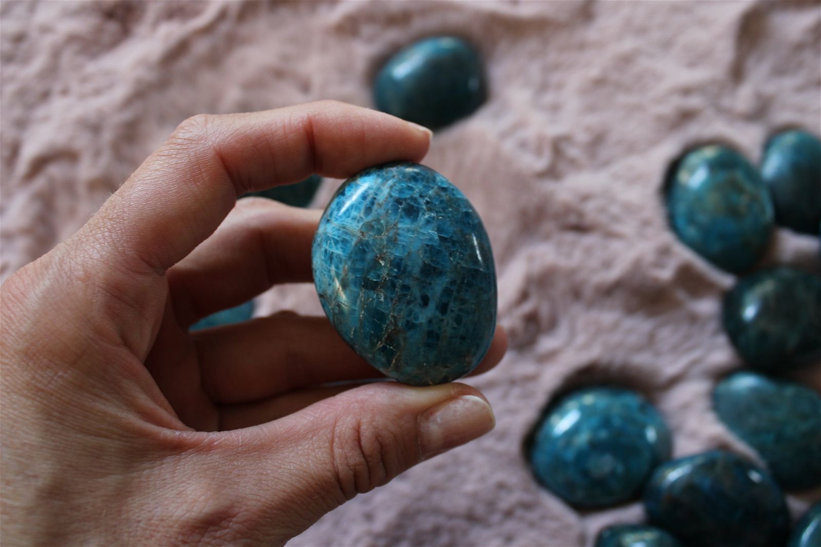 1 petit galet en apatite bleue Madagascar - Aurore Lune 