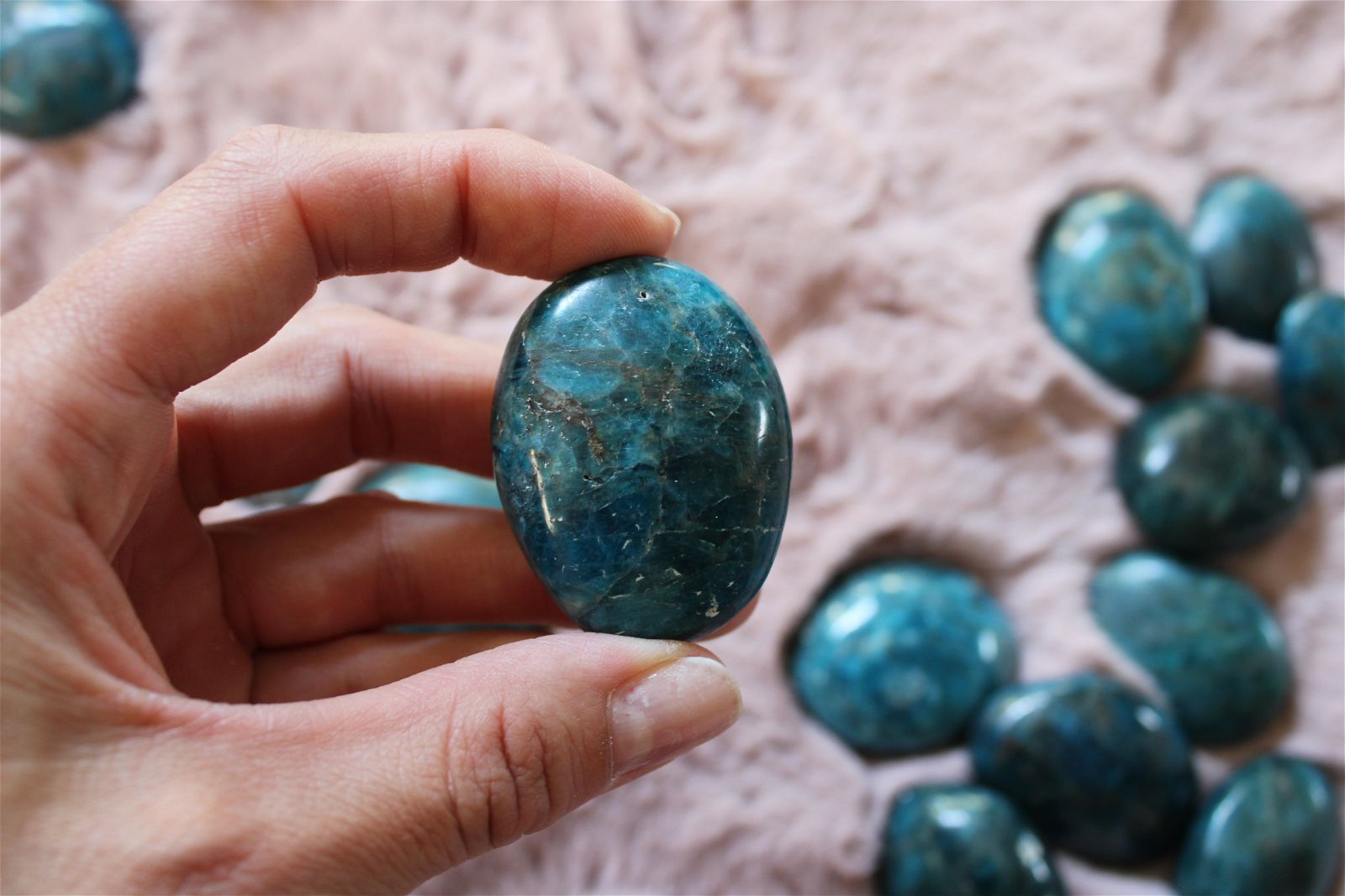 1 petit galet en apatite bleue Madagascar - Aurore Lune 