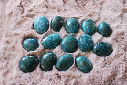 1 petit galet en apatite bleue Madagascar - Aurore Lune 