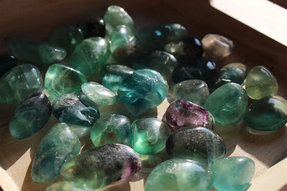 1 pierre roulée en fluorite - Aurore Lune 