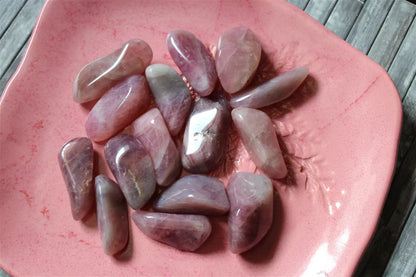1 pierre roulée en quartz rose lavande - Aurore Lune 
