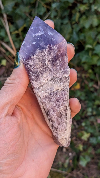 1 pointe brute d'améthyste qualité + 14 cm - Aurore Lune 