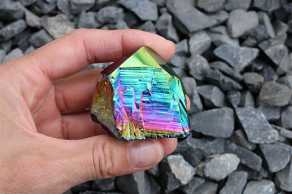 1 pointe cristal de roche RAINBOW AURA - Aurore Lune 
