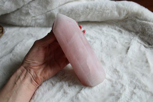 1 pointe en quartz rose -  700 grammes - Aurore Lune 