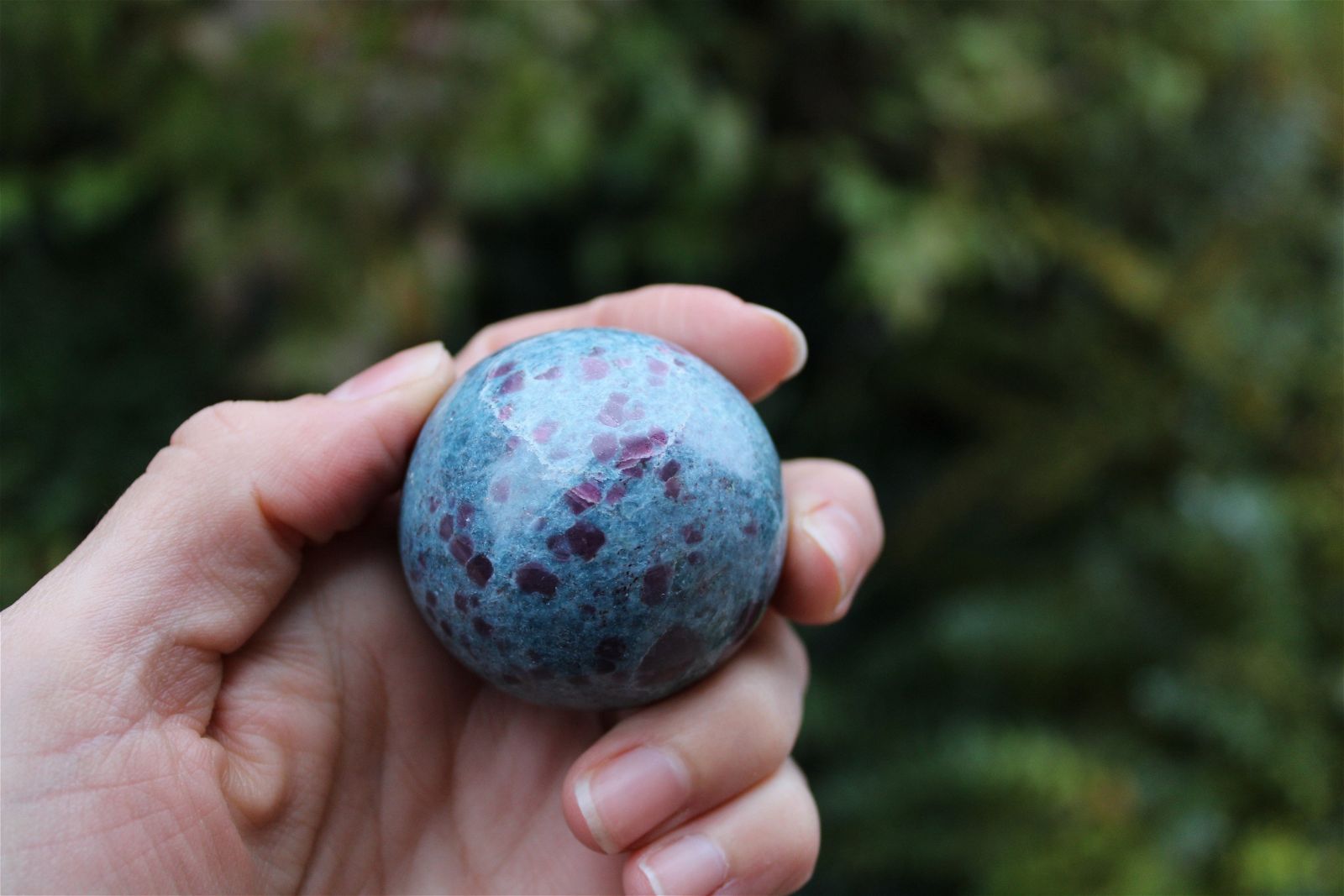1 sphère 4.6 cm rubis sur cyanite - Aurore Lune 