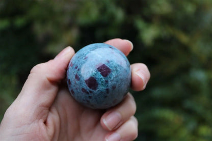 1 sphère 4.6 cm rubis sur cyanite - Aurore Lune 