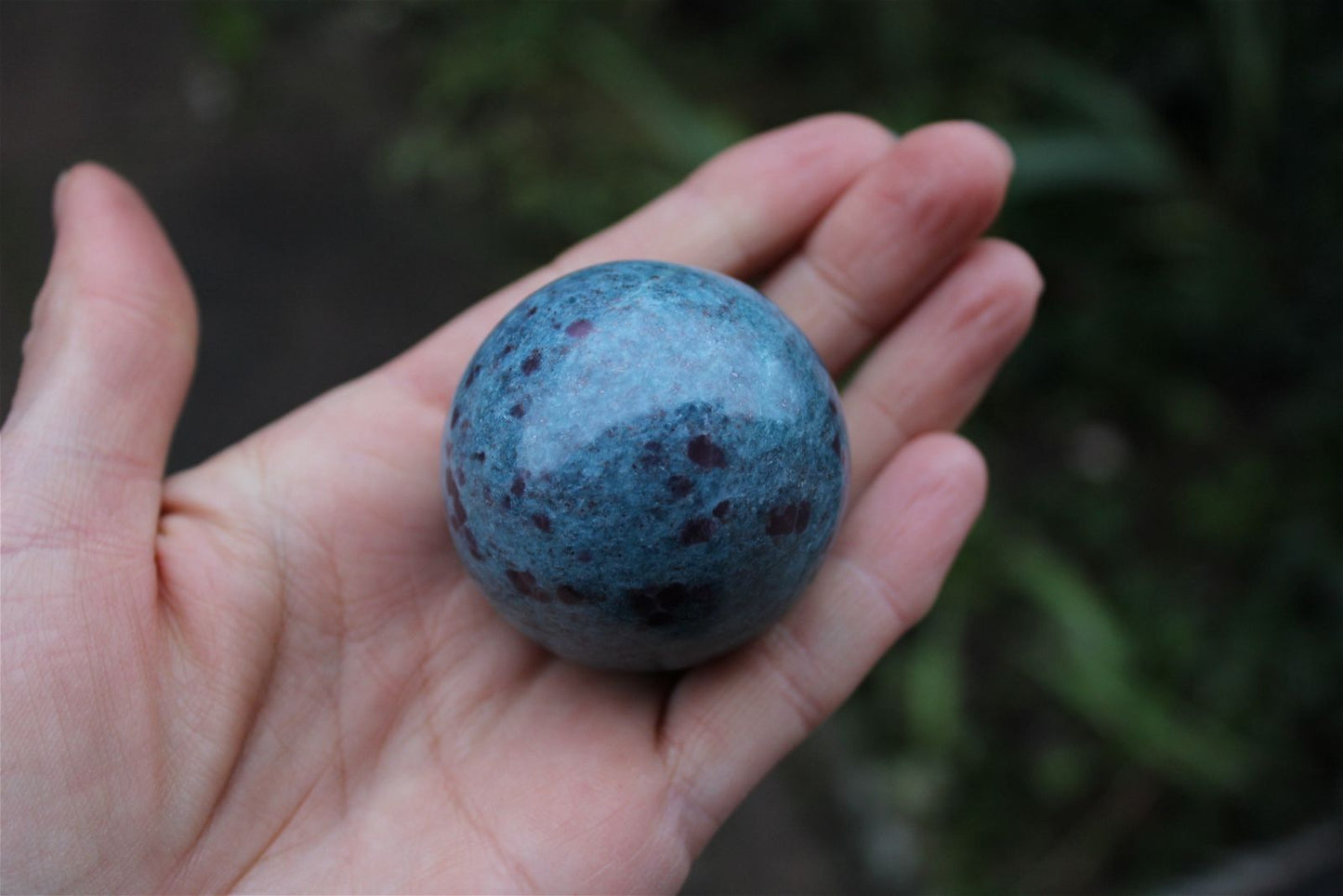 1 sphère 4.6 cm rubis sur cyanite - Aurore Lune 