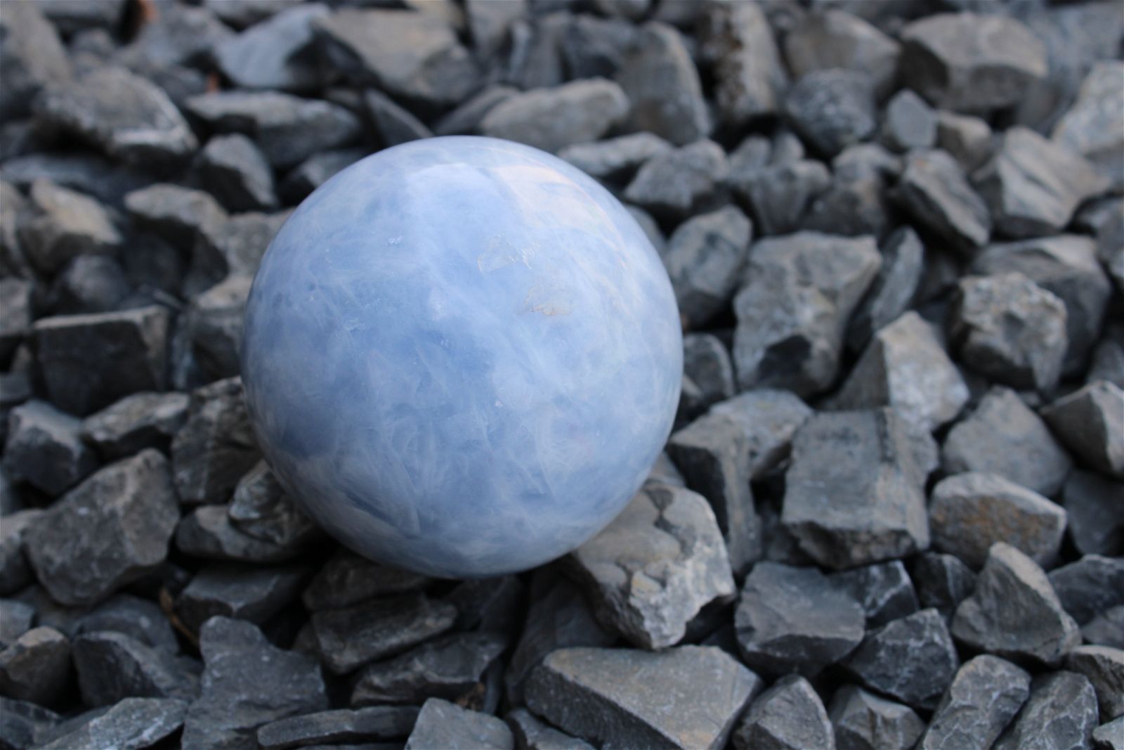 1 sphère de calcite bleue 6 cm avec socle - Aurore Lune 