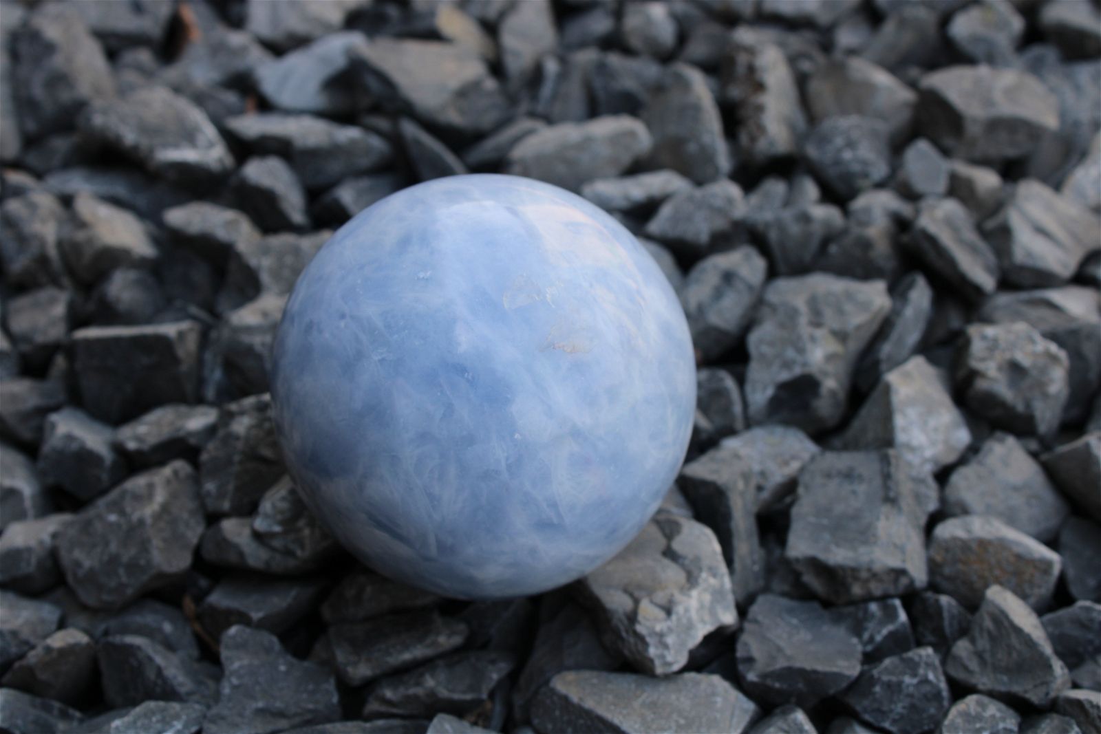 1 sphère de calcite bleue 6 cm avec socle - Aurore Lune 