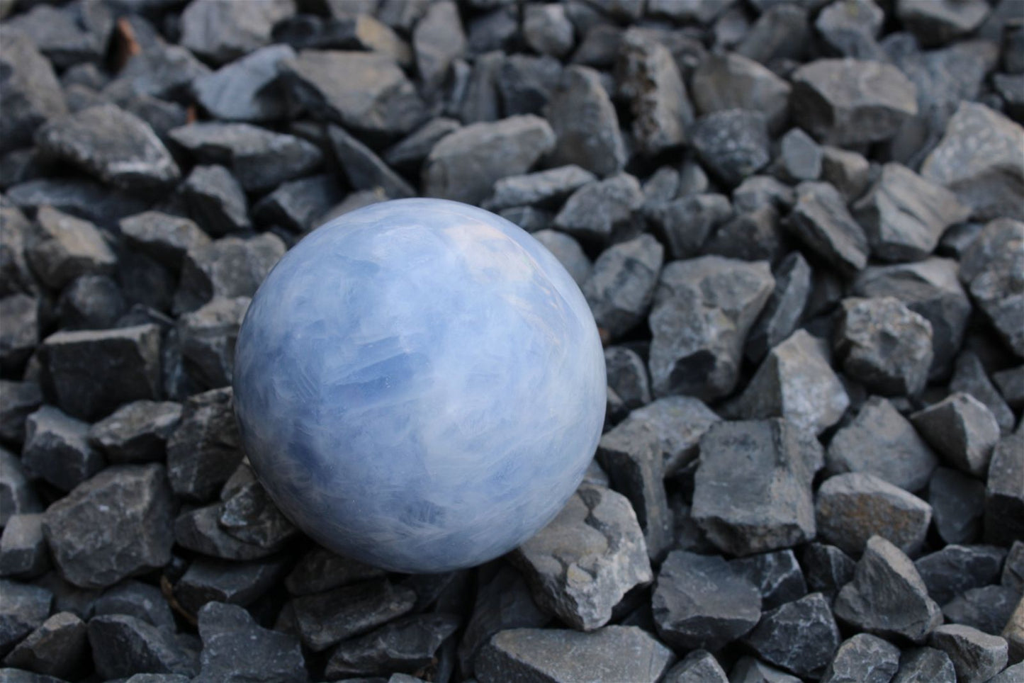 1 sphère de calcite bleue 6 cm avec socle - Aurore Lune 