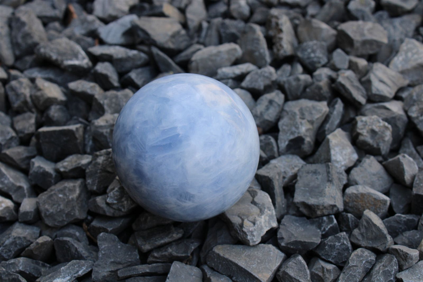 1 sphère de calcite bleue 6 cm avec socle - Aurore Lune 