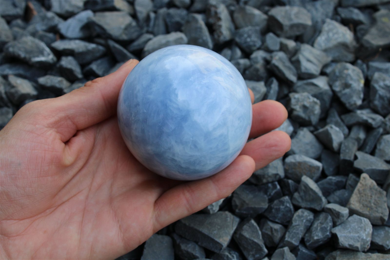 1 sphère de calcite bleue 6 cm avec socle - Aurore Lune 