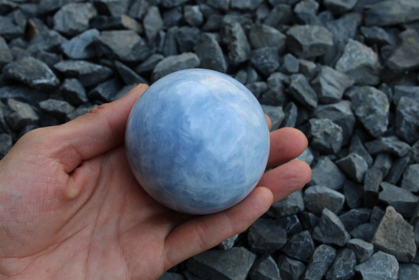 1 sphère de calcite bleue 6 cm avec socle - Aurore Lune 